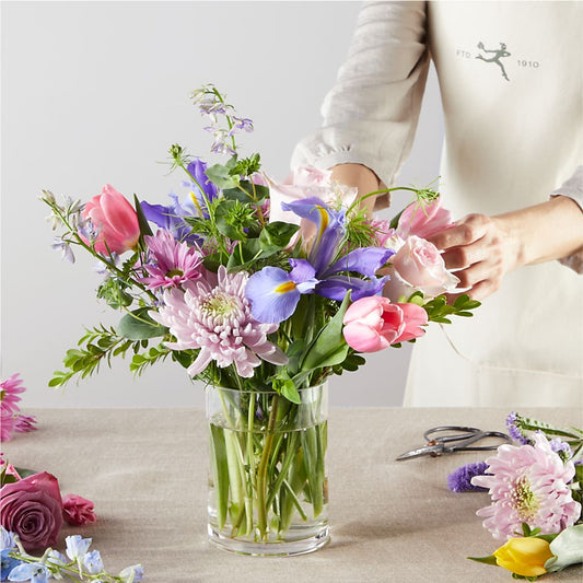 Pastel Tradition - A Florist Original – MAIN STREET FLORIST & GIFTS, Ridgefield CT